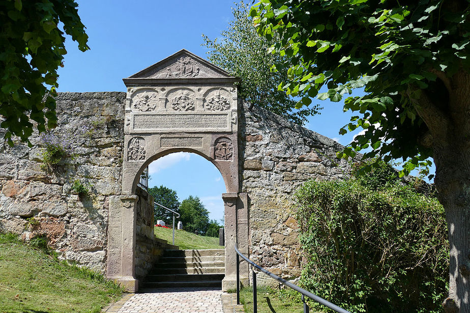 Das Friedhofsportal am Naumburger Friedhof